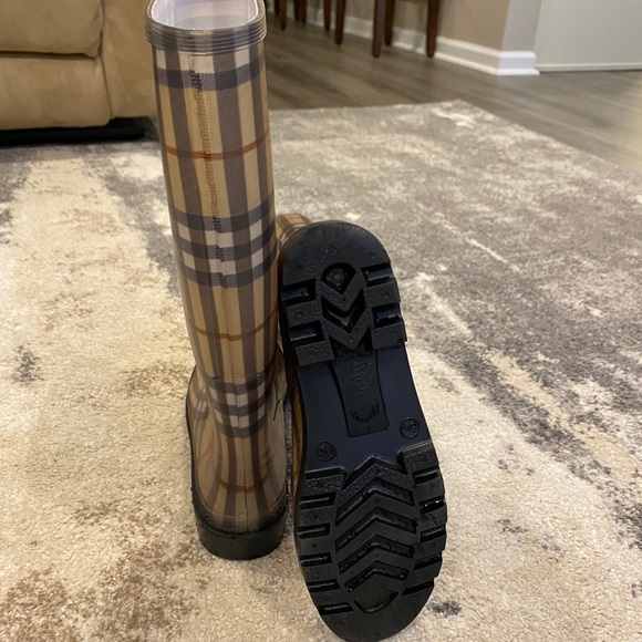 Burberry Rubber Rain Boot - Picture 4 of 5